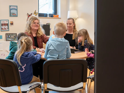 Sitzung des Kinderparlaments | © AWO Bremerhaven / Simone Hryzyk Die Kinder sitzen am runden Tisch im Büro der Kita-Leitung | © AWO Bremerhaven / Simone Hryzyk
